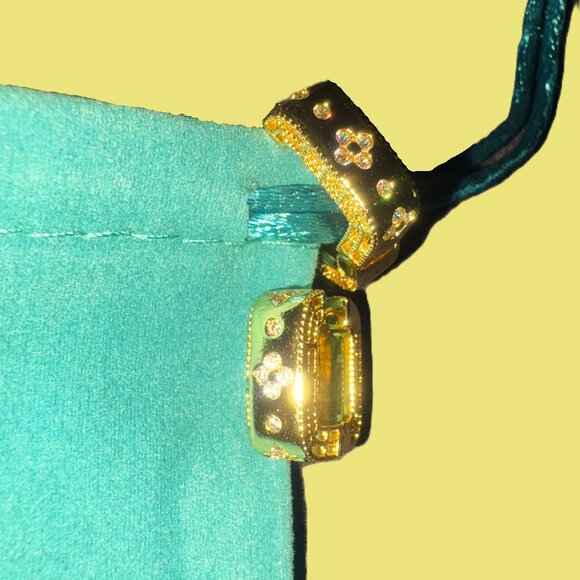 Stunning 24 Carat Gold Filled-Flip-Back Earrings Quatrefoil Design NWOT - Picture 2 of 9